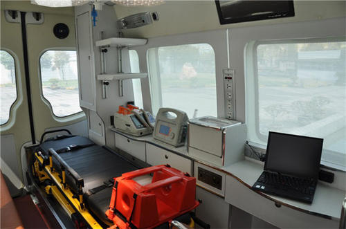 勃利县救护车内部